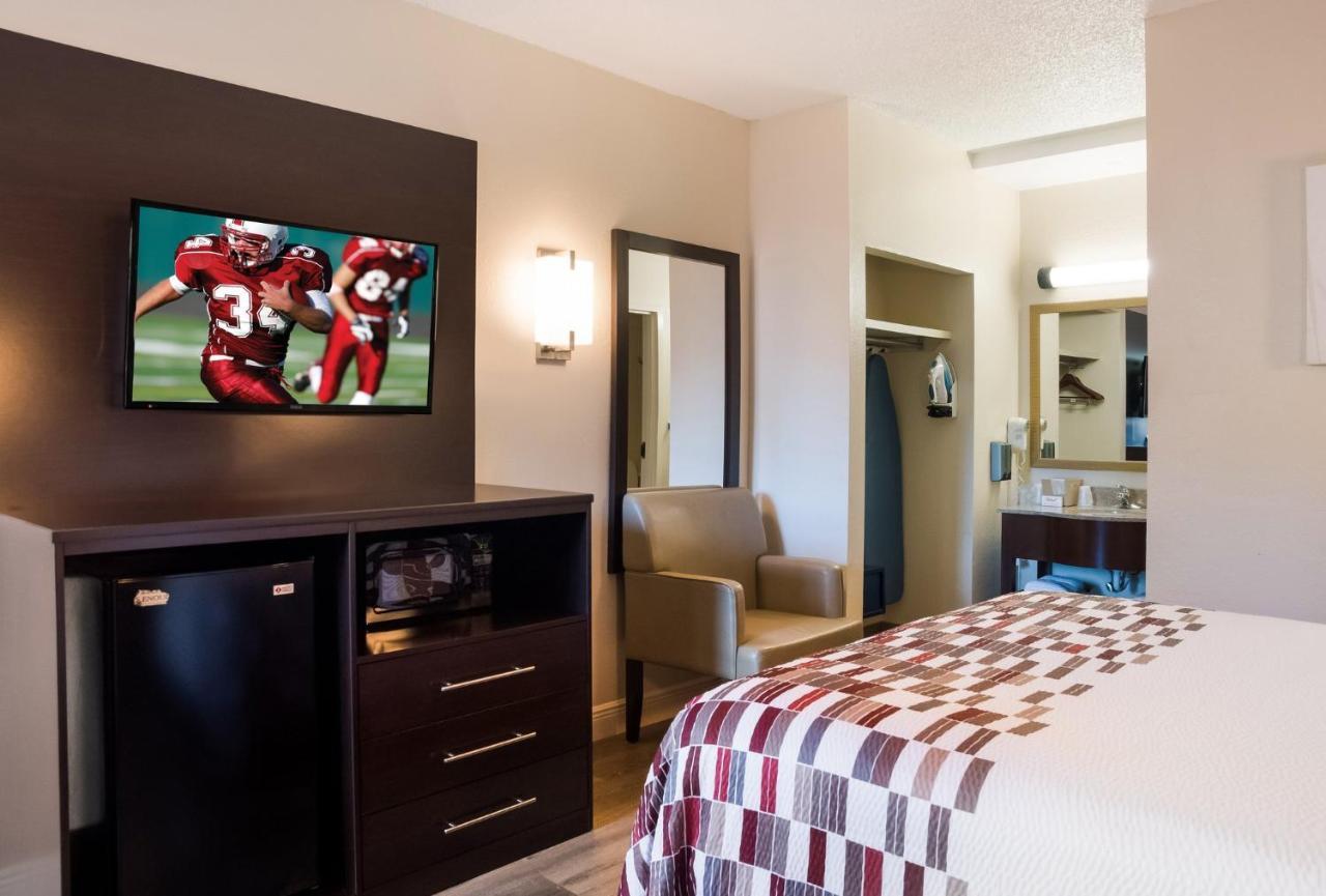 Red Roof Inn Тупело Екстериор снимка